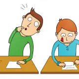 Dos estudiantes en pupitres. Uno, con expresión de sorpresa, se toca la barbilla, pensando cómo memorizar para un examen. El otro, concentrado, escribe.