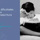 Un niño con dificultades lectoescritura lee un libro con la mano en la frente.