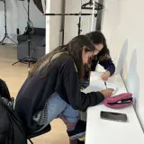 Dos chicas estudian juntas, buscando la mejor manera de como memorizar rapido un texto.