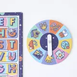 Juego de mesa para lectoescritura infantil con abecedario y ruleta de imágenes. Dados de madera con números y símbolos.