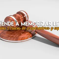 Martillo de juez y texto: "Aprende a memorizar leyes con estos 5 trucos de preparadores y expertos".