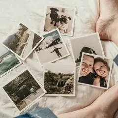 Fotos esparcidas sobre una cama blanca, evocando distorsiones de la memoria: parejas sonrientes, perros, paisajes y aventuras.