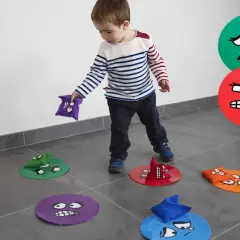 Niño jugando con figuras de emociones para educación infantil. Reconoce y asocia caras con sentimientos.