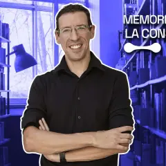 Hombre sonriente en biblioteca, rodeado de libros, con texto "Memoriza la Constitución". Aprende reglas mnemotécnicas para la Constitución Española.