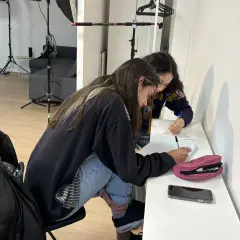Dos chicas estudian juntas, buscando la mejor manera de como memorizar rapido un texto.