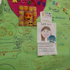 Un mural de apoyo con mensajes positivos y dibujos, incluyendo un cartel sobre "Cómo estudiar con dislexia".