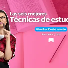 Joven pensativa con libros y bolígrafo, rodeada de textos legales y un cuaderno abierto. Ideal para recursos para opositores y planificación del estudio.