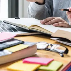 Estudiantes revisando apuntes y libros, preparándose para exámenes. Una guía visual sobre como volver a estudiar y organizar el material.