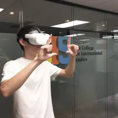 Joven con gafas de RV, explorando nuevas formas de que hacer para estudiar mejor.