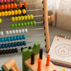 Ábaco de colores y cuaderno con dibujos, herramientas para aprender como trabajar la concentración en niños.