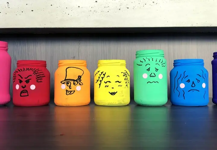 Manualidades de frascos pintados con caras que expresan diferentes emociones: sorpresa, enfado, alegría, amor, tristeza y más.