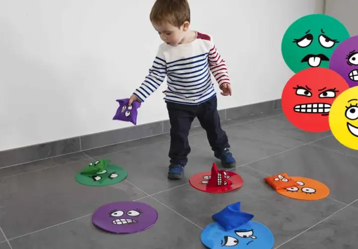 Niño jugando con figuras de emociones para educación infantil. Reconoce y asocia caras con sentimientos.