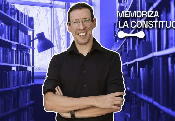 Hombre sonriente en biblioteca, con texto "Memoriza la Constitución". Aprender la constitución jugando es posible con este método.