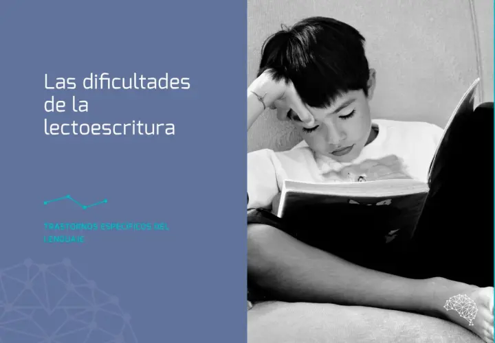 Un niño con dificultades lectoescritura lee un libro con la mano en la frente.
