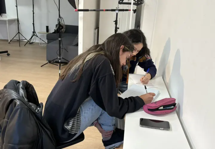 Dos chicas estudian juntas, buscando la mejor manera de como memorizar rapido un texto.