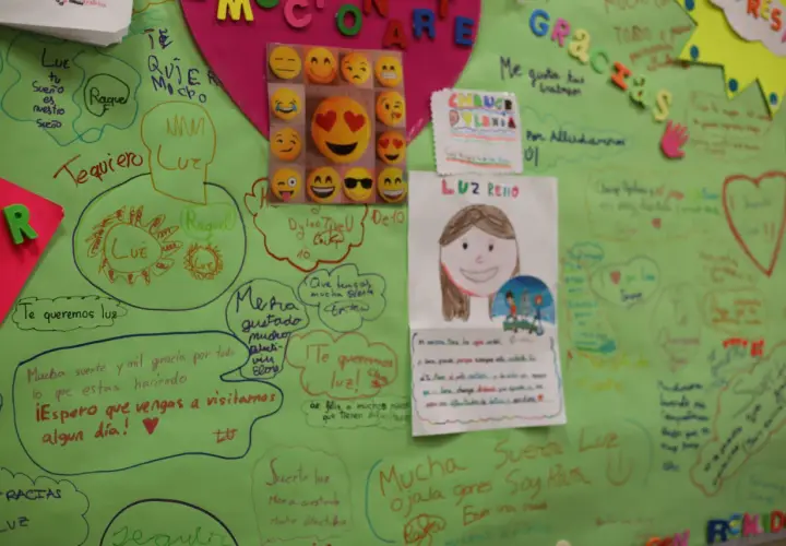 Un mural de apoyo con mensajes positivos y dibujos, incluyendo un cartel sobre "Cómo estudiar con dislexia".