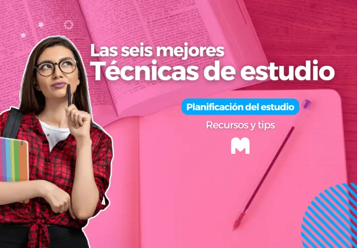Joven pensativa con libros y bolígrafo, rodeada de textos legales y un cuaderno abierto. Ideal para recursos para opositores y planificación del estudio.