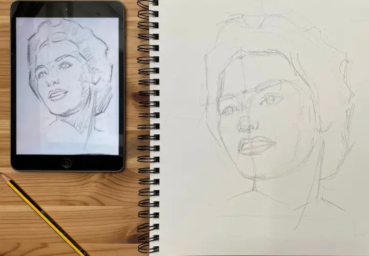 Aprendiendo como dibujar retratos. Boceto a lápiz de un rostro en un cuaderno, con una tablet mostrando el modelo.