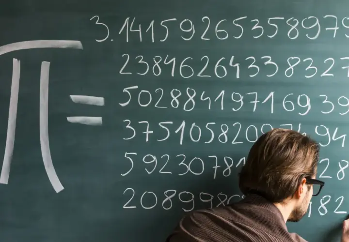 Un hombre escribe el número pi en una pizarra, mostrando sus infinitos dígitos.
