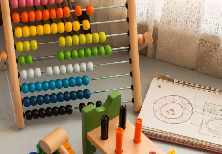 Ábaco de colores y cuaderno con dibujos, herramientas para aprender como trabajar la concentración en niños.