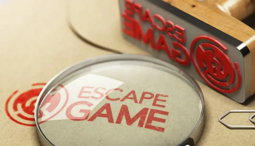 Lupa y sello de "Escape Game" sobre papel, buscando los mejores escape room online.