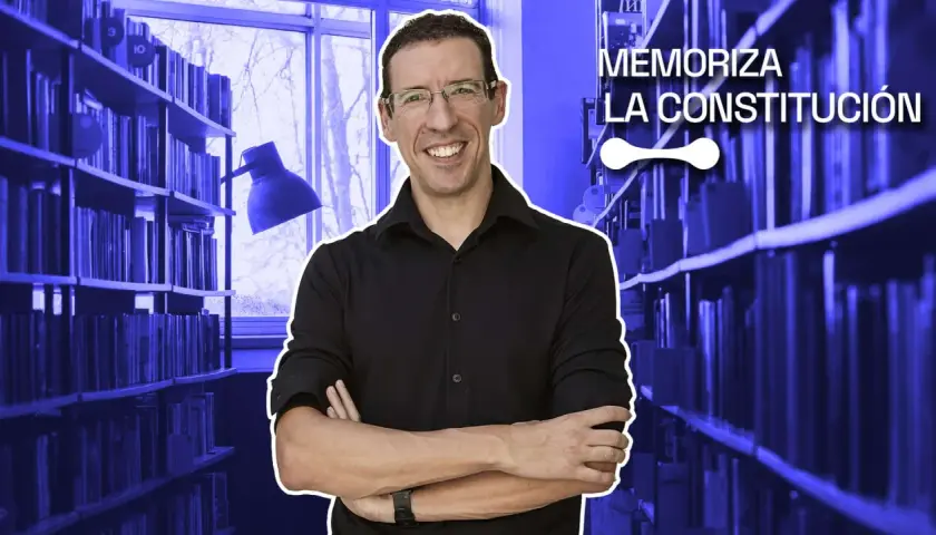 Hombre sonriente en biblioteca, con texto "Memoriza la Constitución". Aprender la constitución jugando es posible con este método.