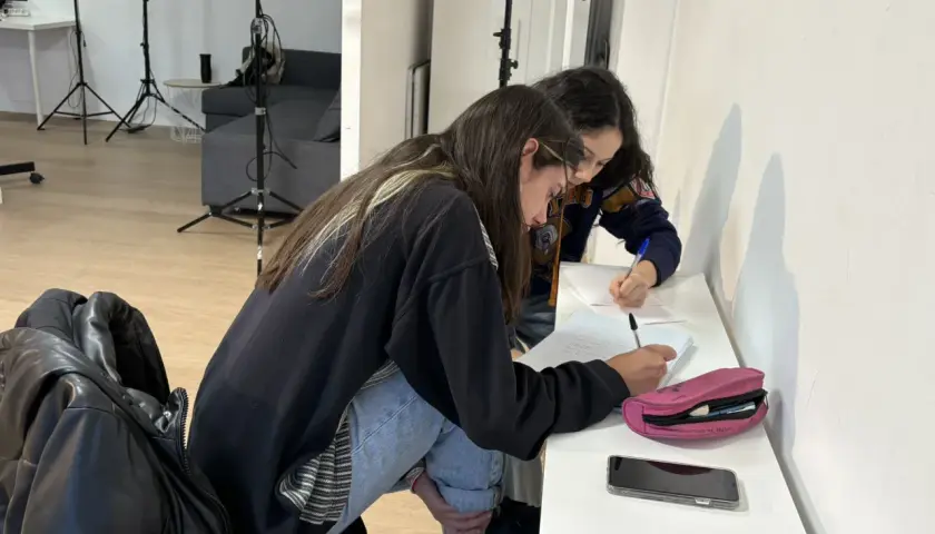 Dos chicas estudian juntas, buscando la mejor manera de como memorizar rapido un texto.