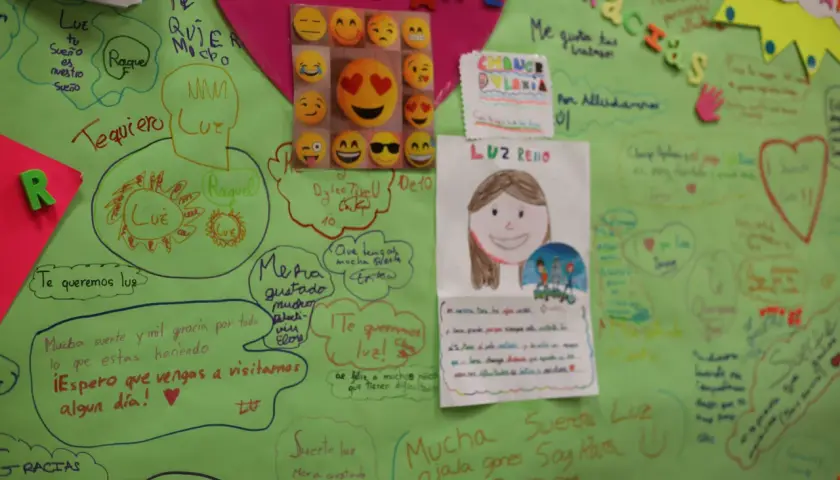 Un mural de apoyo con mensajes positivos y dibujos, incluyendo un cartel sobre "Cómo estudiar con dislexia".