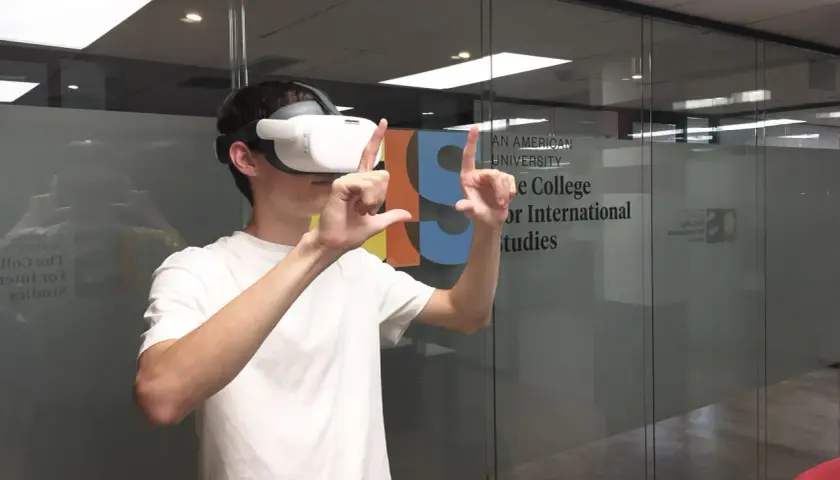 Joven con gafas de RV, explorando nuevas formas de que hacer para estudiar mejor.