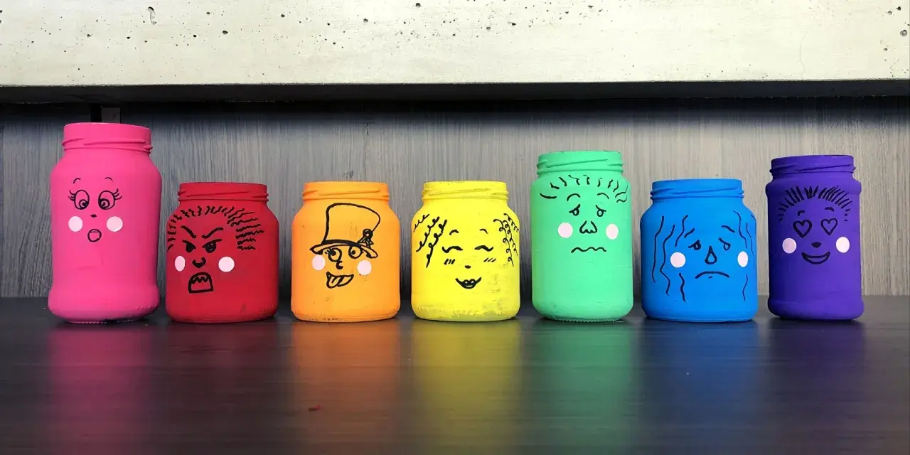 Manualidades de frascos pintados con caras que expresan diferentes emociones: sorpresa, enfado, alegría, amor, tristeza y más.
