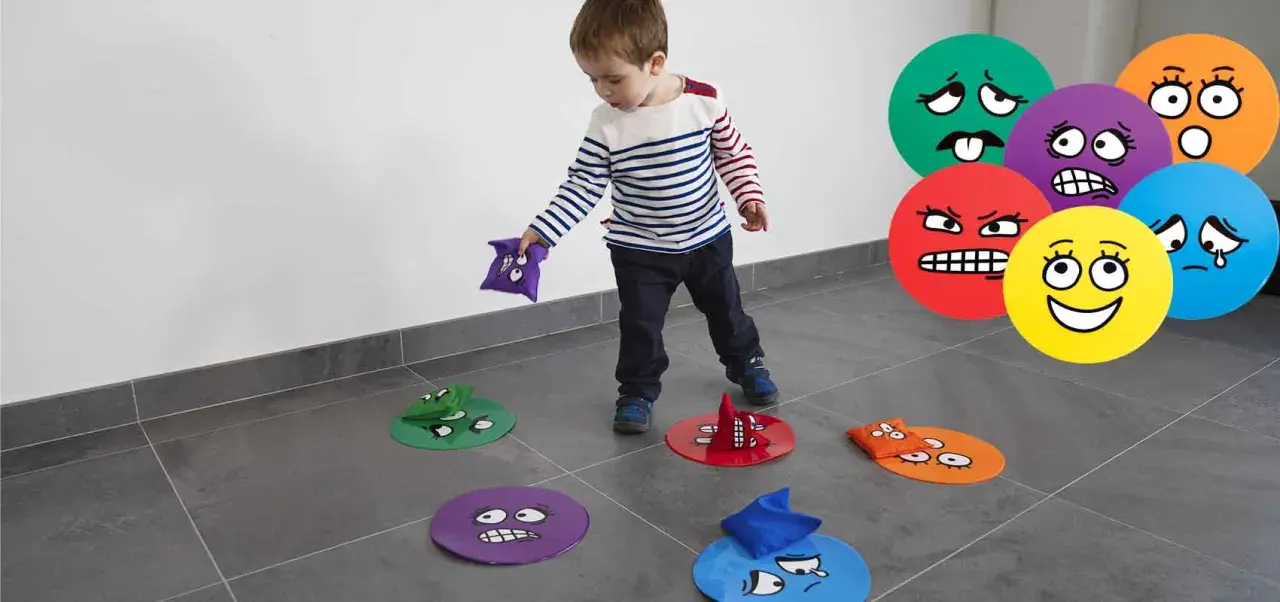 Niño jugando con figuras de emociones para educación infantil. Reconoce y asocia caras con sentimientos.