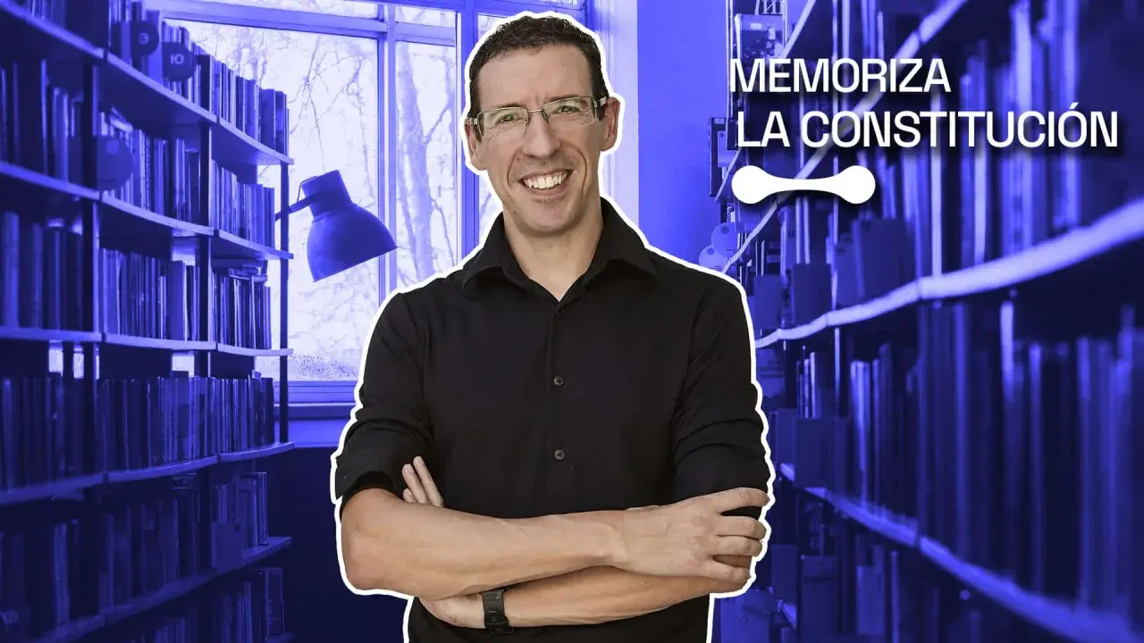 Hombre sonriente en biblioteca, con texto "Memoriza la Constitución". Aprender la constitución jugando es posible con este método.