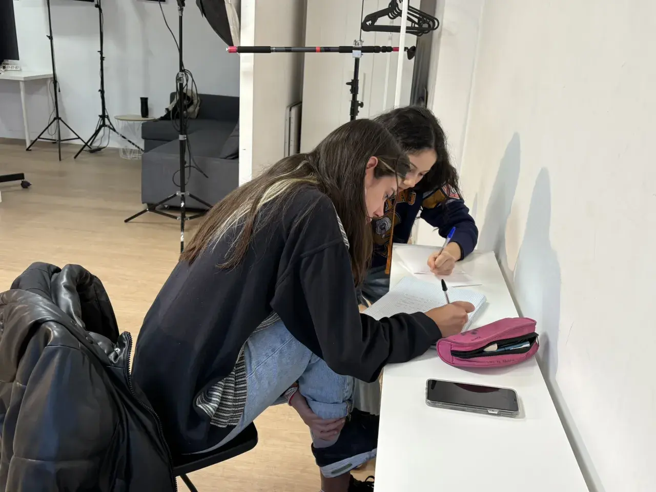Dos chicas estudian juntas, buscando la mejor manera de como memorizar rapido un texto.