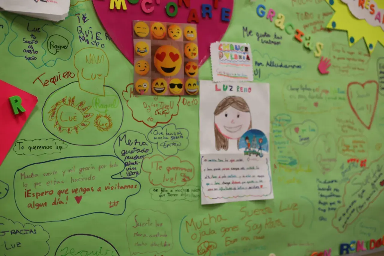 Un mural de apoyo con mensajes positivos y dibujos, incluyendo un cartel sobre "Cómo estudiar con dislexia".