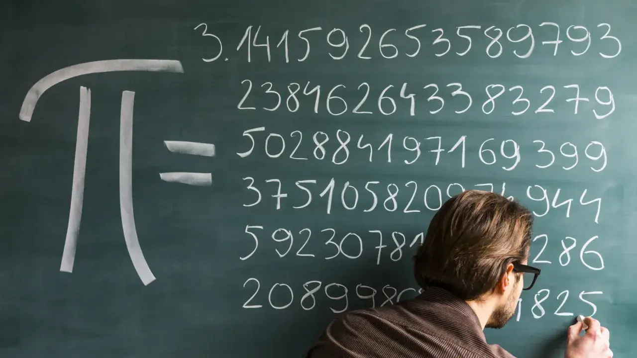 Un hombre escribe el número pi en una pizarra, mostrando sus infinitos dígitos.