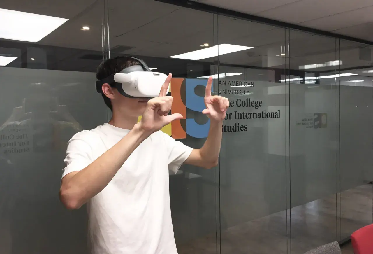 Joven con gafas de RV, explorando nuevas formas de que hacer para estudiar mejor.
