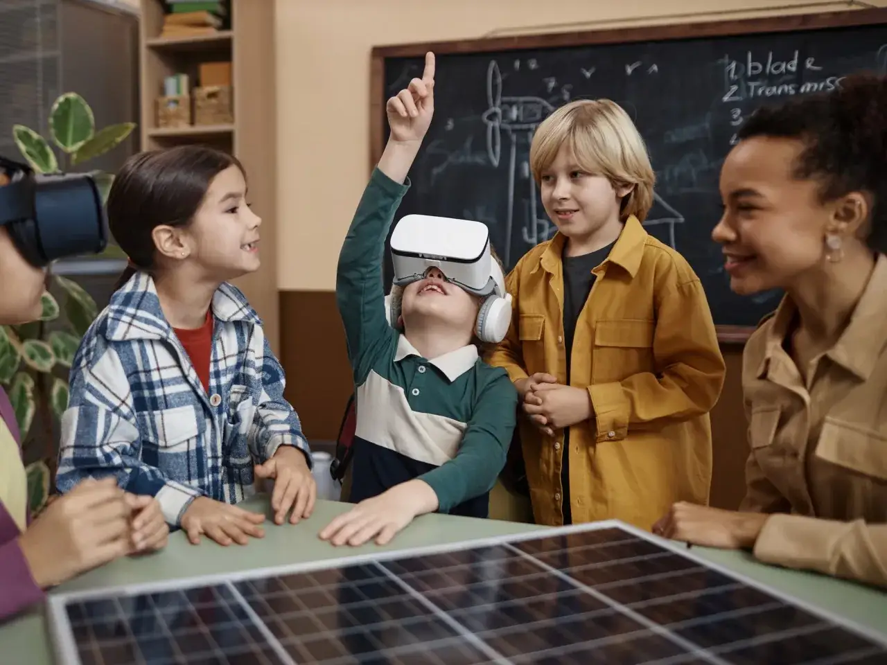 Ni&ntilde;os aprendiendo sobre energ&iacute;a solar con realidad virtual. La gamificaci&oacute;n significado se ve en su entusiasmo al explorar el tema.