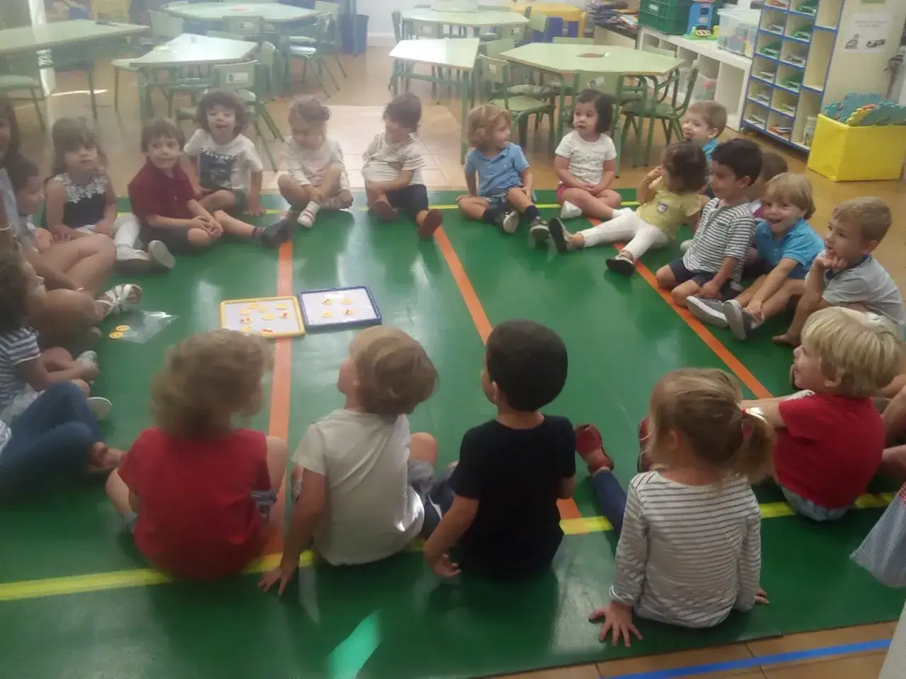 Ni&ntilde;os sentados en c&iacute;rculo, aprendiendo sobre emociones en educaci&oacute;n infantil.