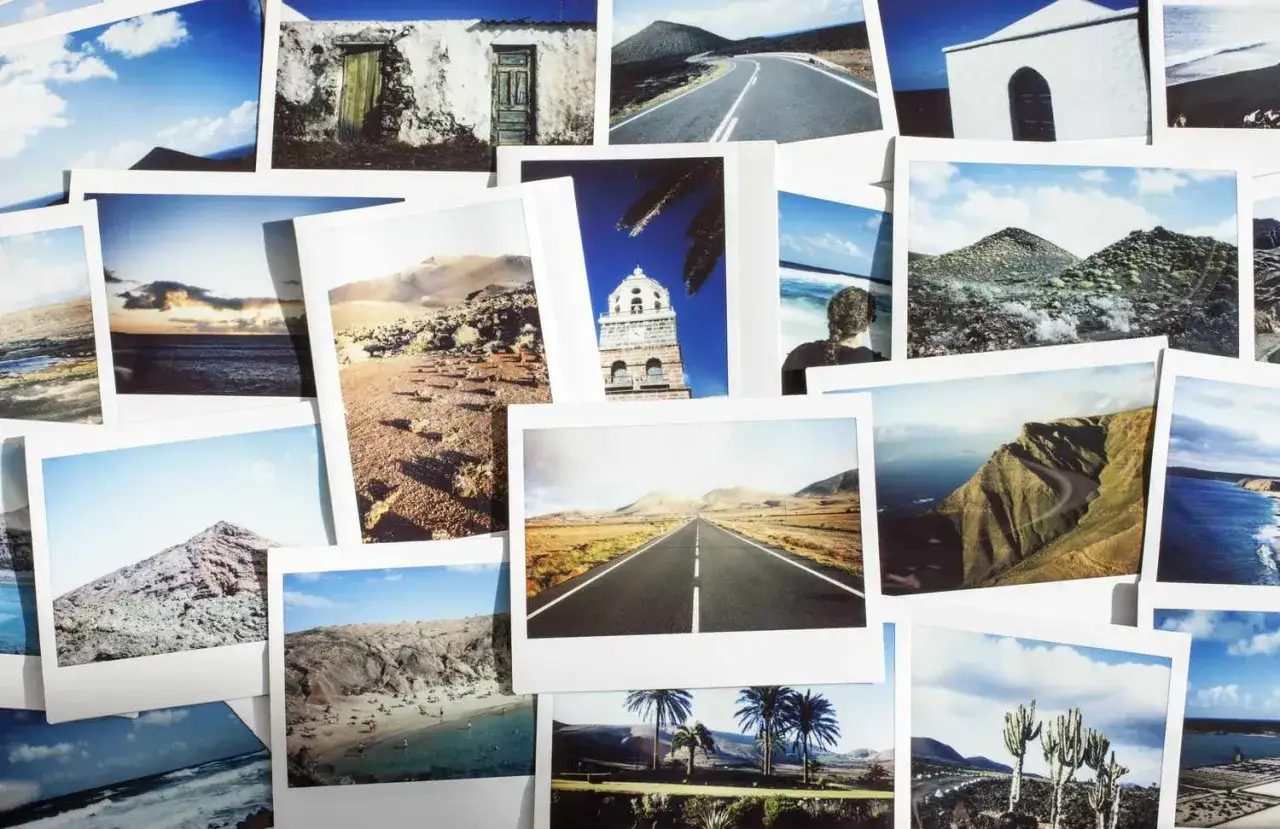 Colección de fotos de paisajes, como si fueran recuerdos de personas con memoria fotográfica: playas, desiertos, carreteras y arquitectura.