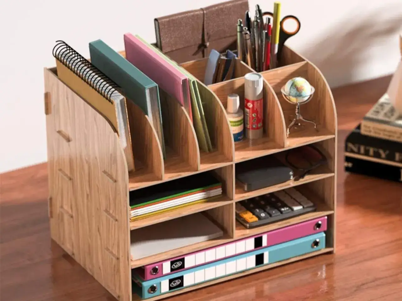 Organizador de escritorio de madera con cuadernos, bol&iacute;grafos, calculadora y carpetas. Ideal para saber qu&eacute; hacer para estudiar mejor y mantener todo en orden.