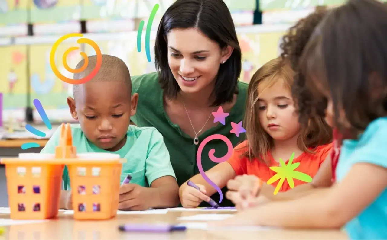 Maestra sonríe mientras guía a niños en actividad artística. Un método didáctico visualmente atractivo para el aprendizaje.