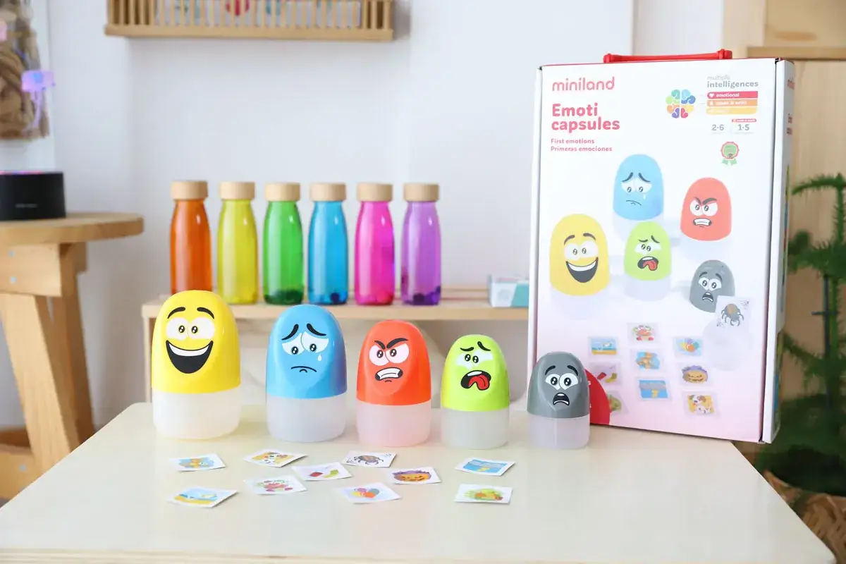 Juegos de las emociones para niños: figuras de colores con caras expresivas y tarjetas para aprender a identificar sentimientos.