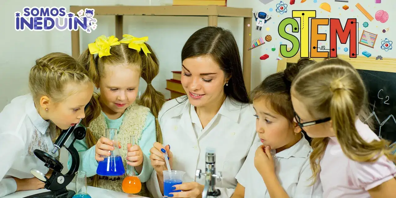 Niñas aprenden qué es un STEM en un laboratorio con su maestra, usando microscopios y tubos de ensayo.