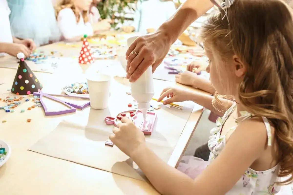 Ni&ntilde;os creando manualidades, aprendiendo sobre la educaci&oacute;n emocional que es y c&oacute;mo expresarla.