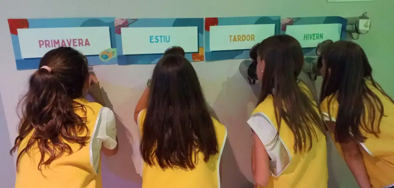 Niñas exploran las estaciones: Primavera, Estiu, Tardor, Hivern. Un ejemplo de inteligencia múltiple en acción.